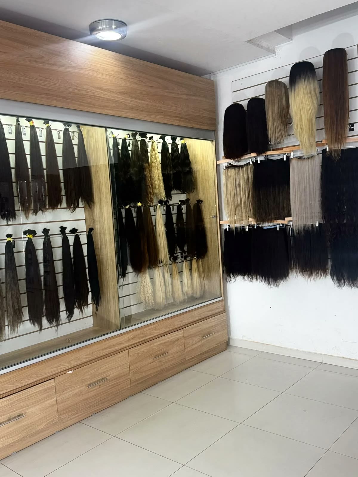 Vitrina del salón con cabello natural y pelucas
